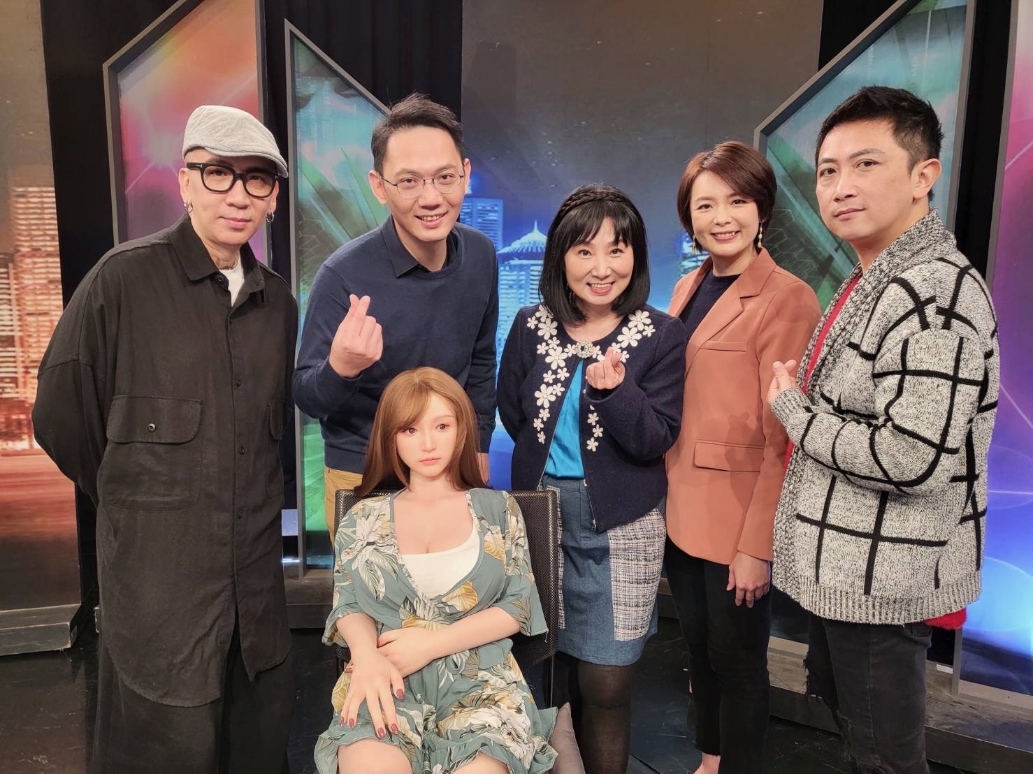 《新聞挖挖哇》攝影棚錄影，矽膠娃娃登上節目