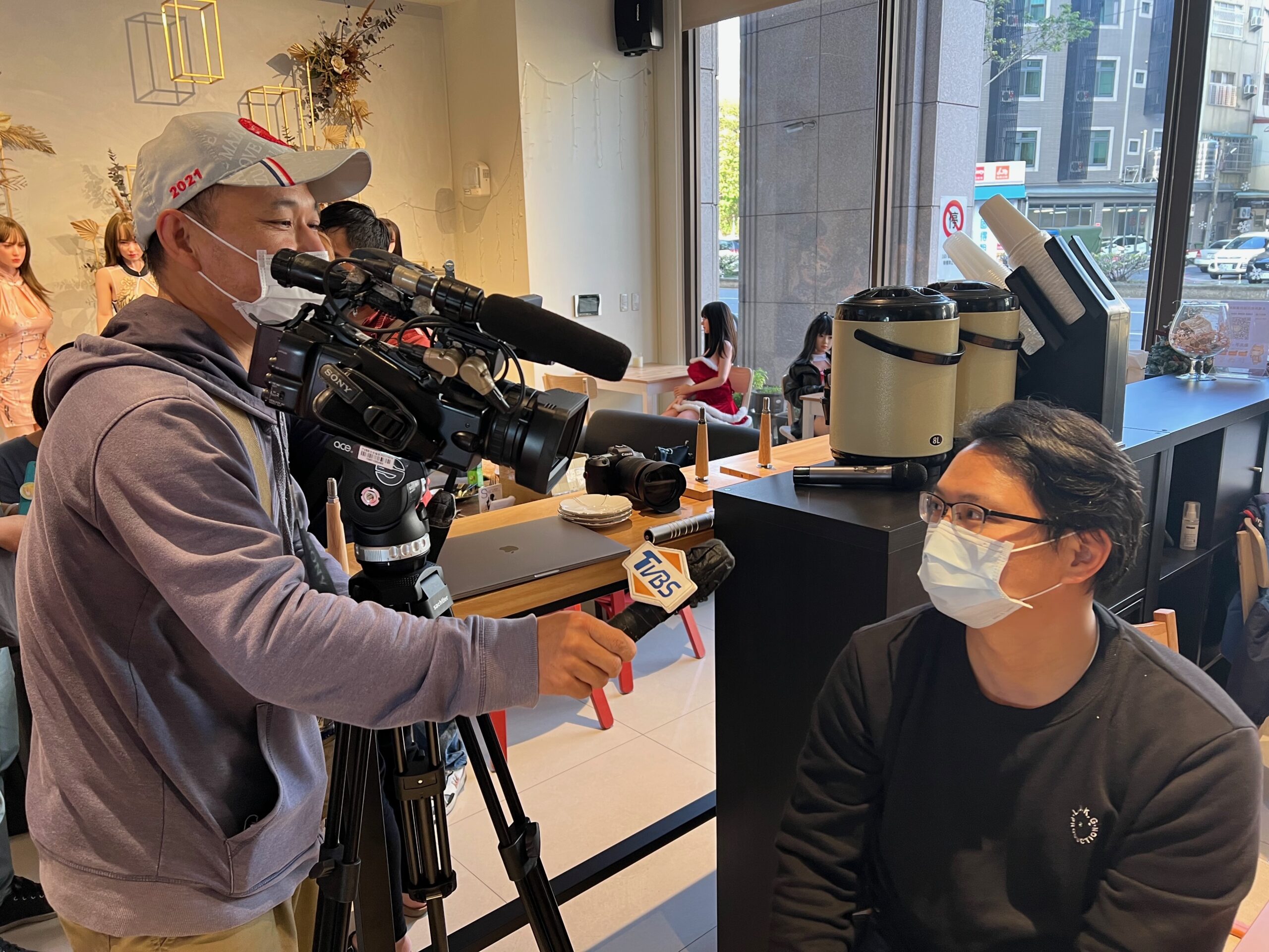 TVBS 攝影團隊在 KD 人形美術館拍攝採訪