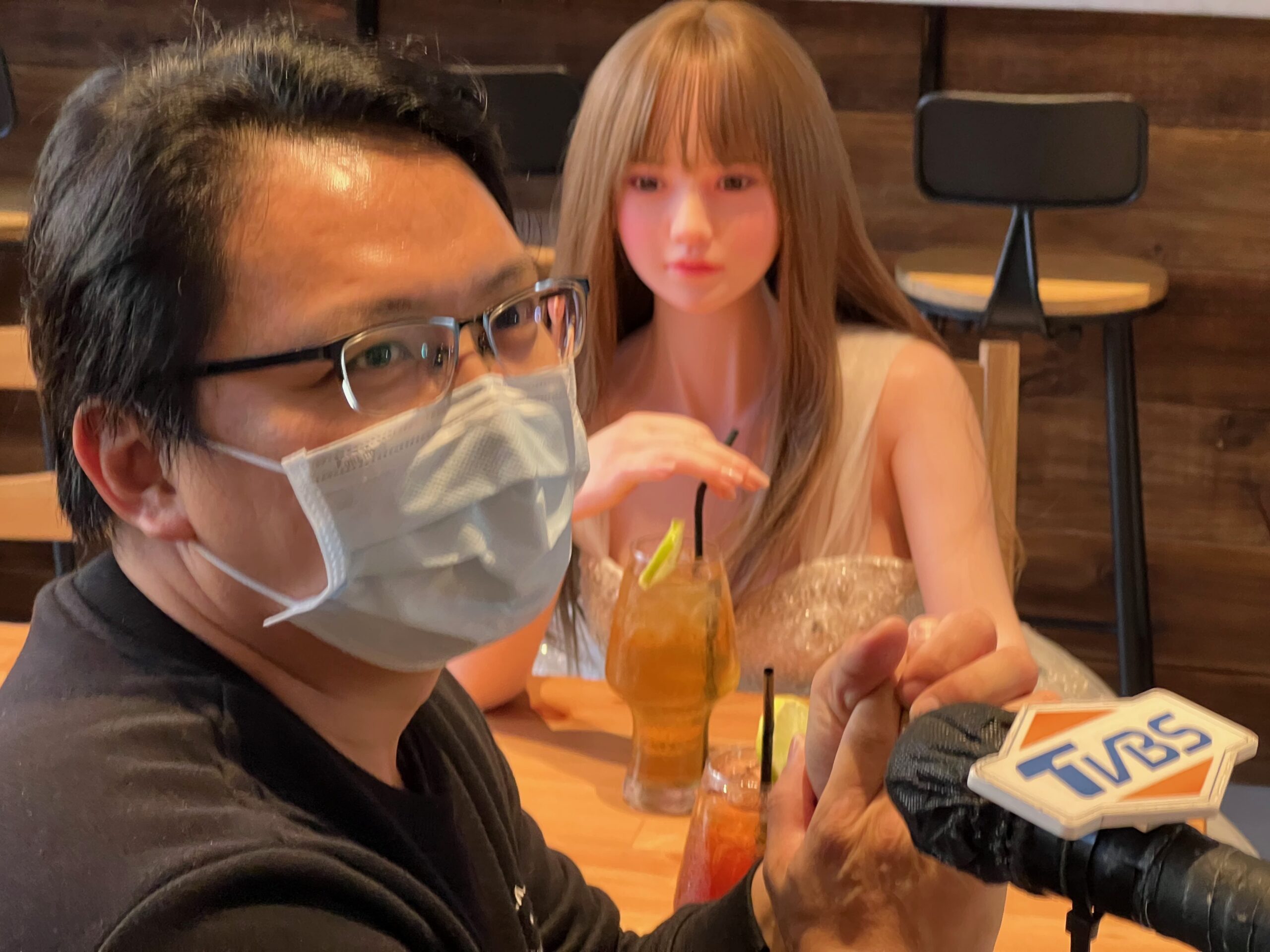 店內客人與娃娃同桌用餐