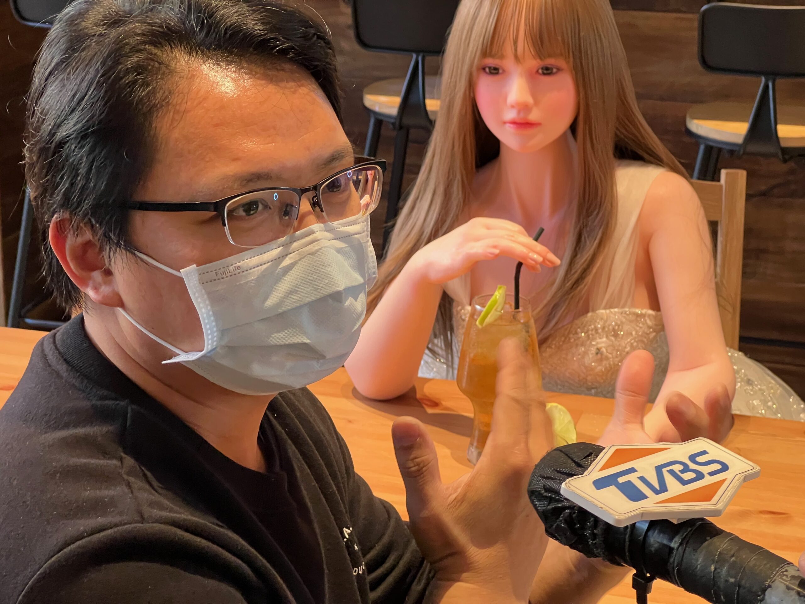 媒體採訪時拍下的娃娃陪吃情境