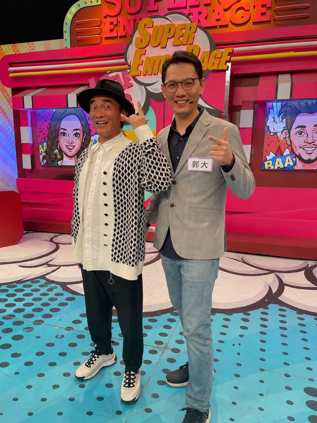 KD 人形美術館受邀上《小明星大跟班》，錄影後在攝影棚合影